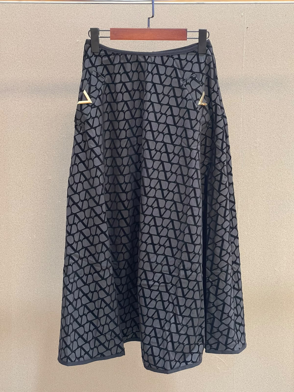 Valentino Garavani — V-Logo Pockets Splittable Gabardine Midi Skirt.