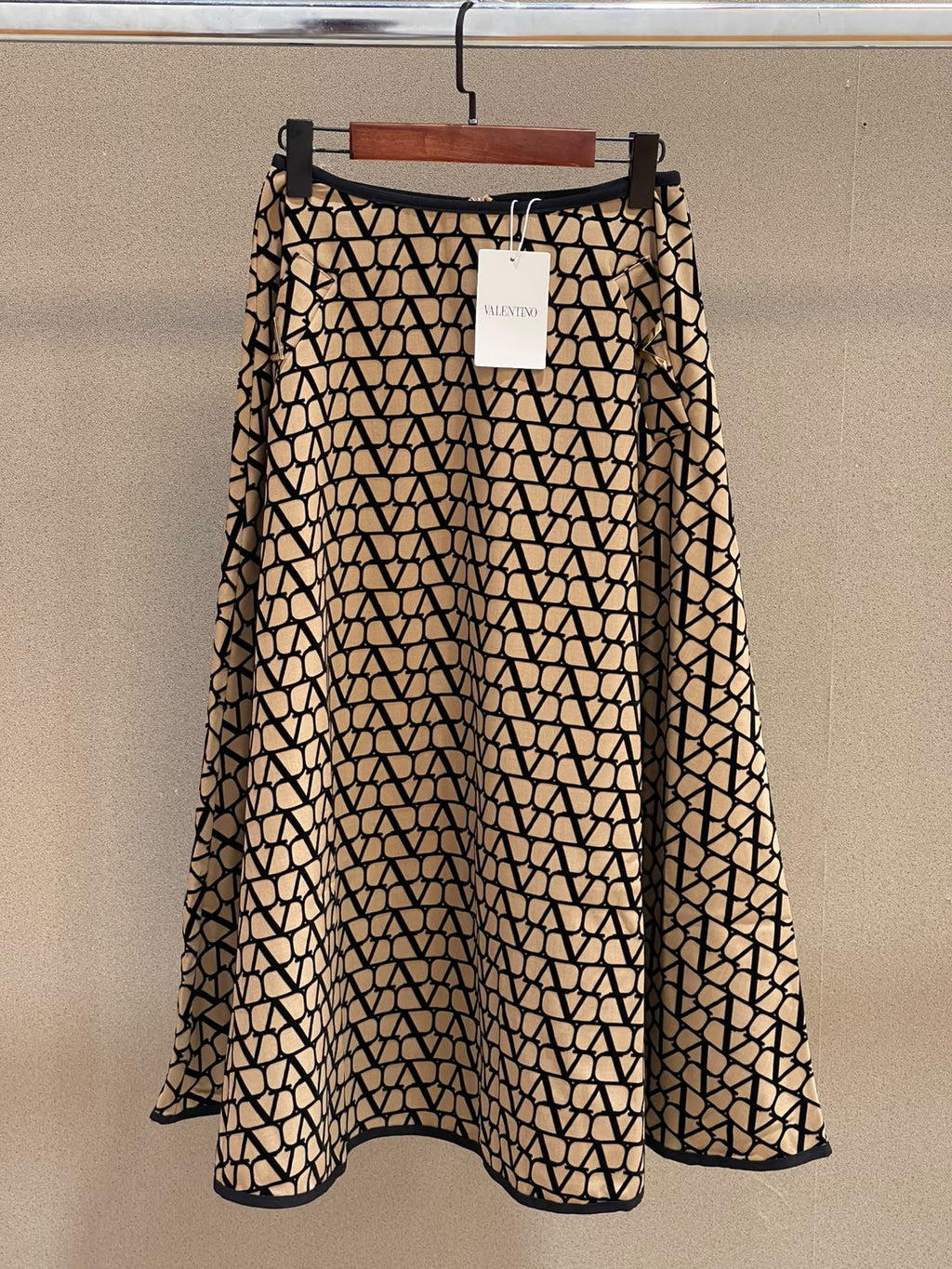 Valentino Garavani — V-Logo Pockets Splittable Gabardine Midi Skirt.