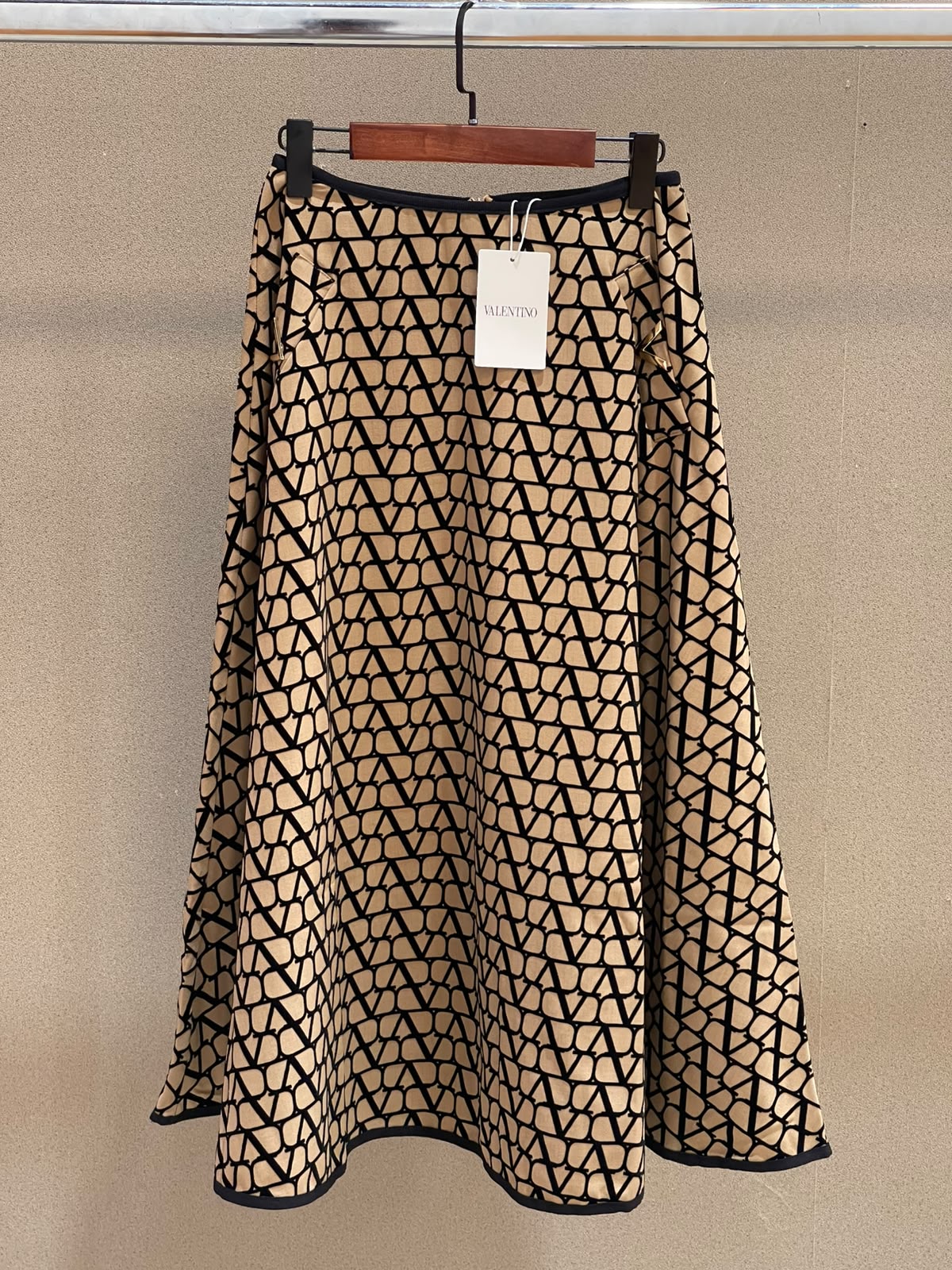 Valentino Garavani — V-Logo Pockets Splittable Gabardine Midi Skirt.