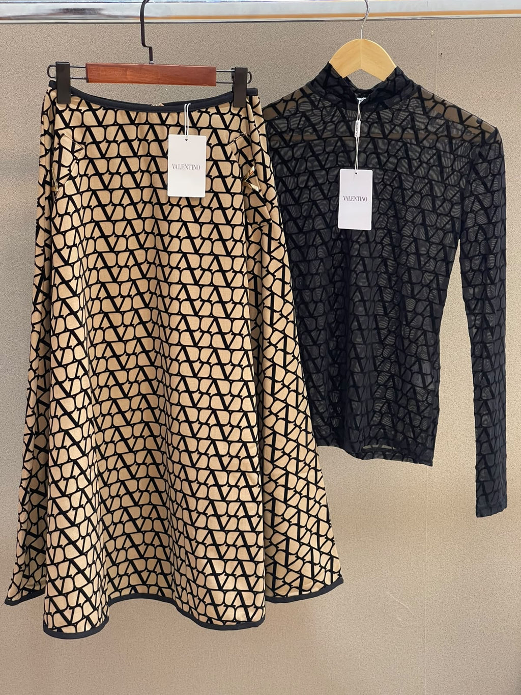 Valentino Garavani — V-Logo Pockets Splittable Gabardine Midi Skirt.