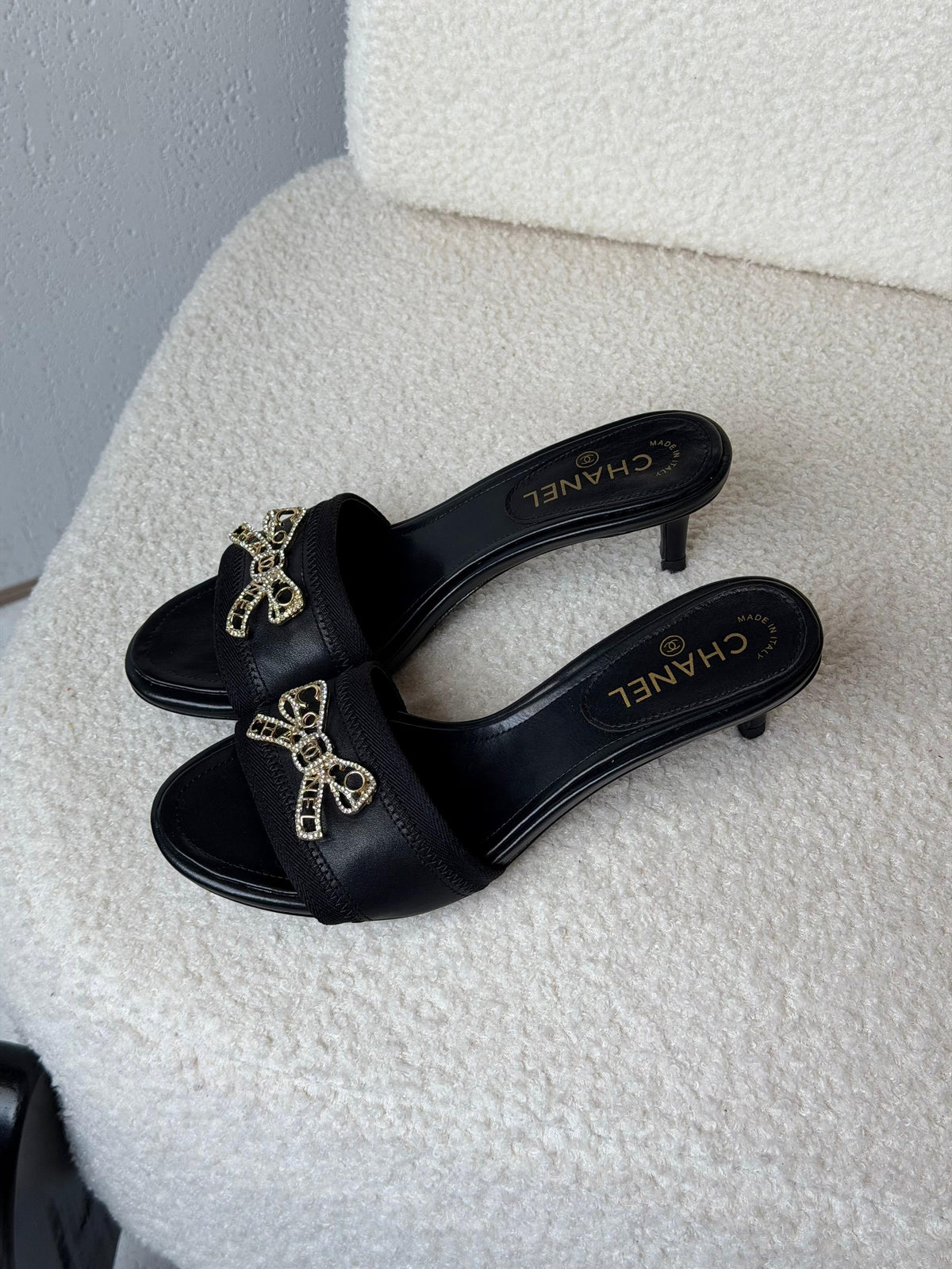 اChanel CC Bow Embellished Kitten Heel Mules