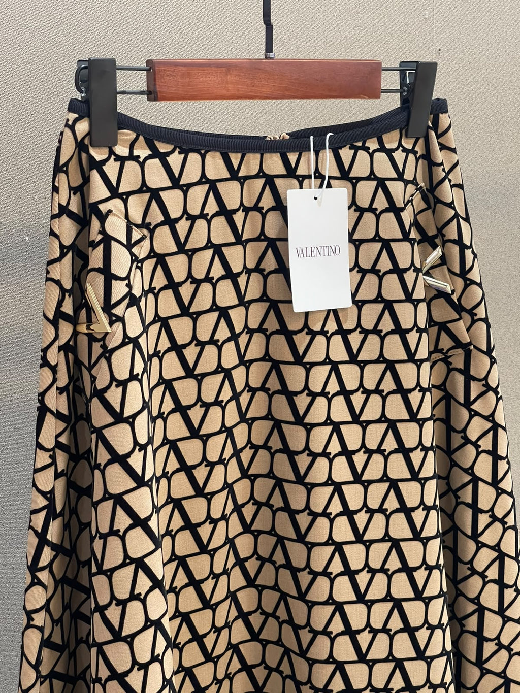 Valentino Garavani — V-Logo Pockets Splittable Gabardine Midi Skirt.