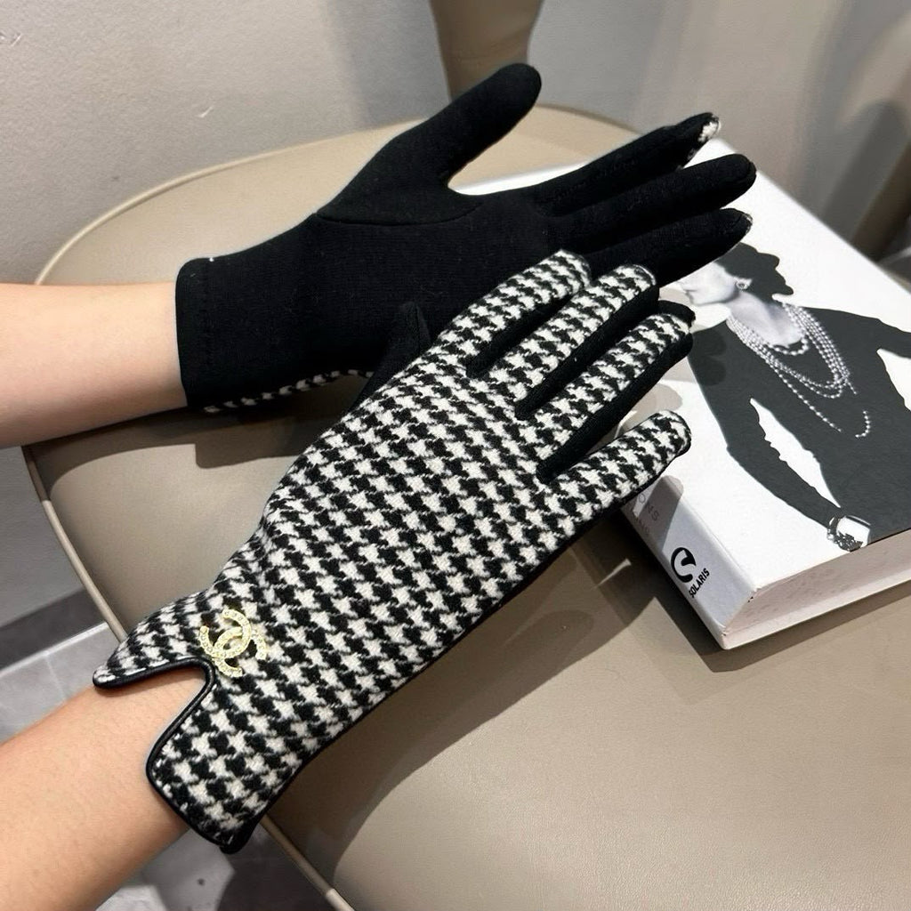 CHANEL Houndstooth Gloves