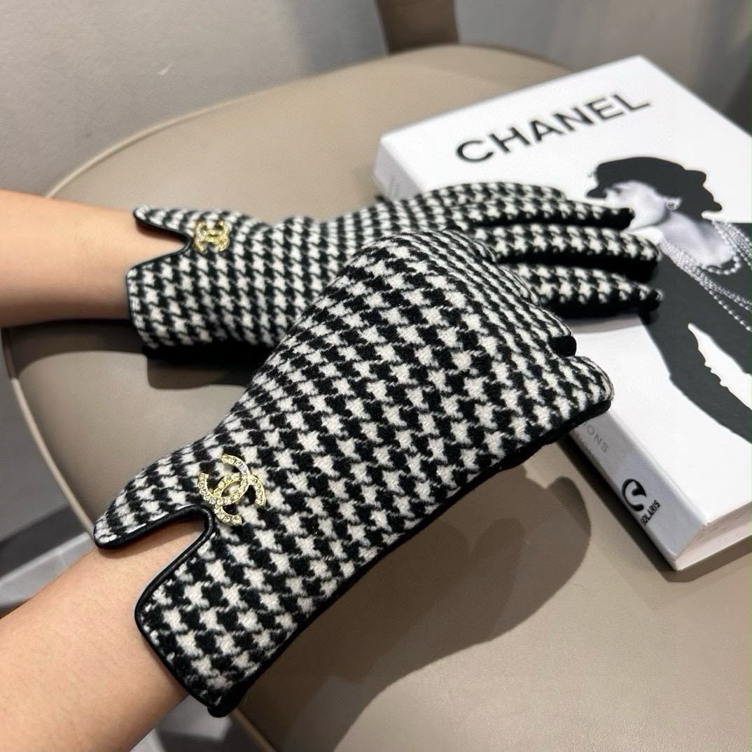 CHANEL Houndstooth Gloves