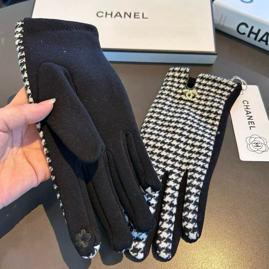 CHANEL Houndstooth Gloves