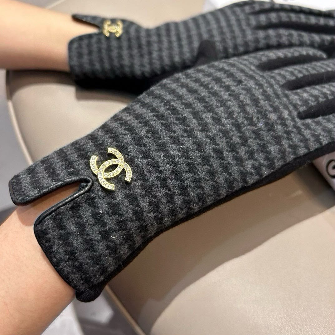 CHANEL Houndstooth Gloves