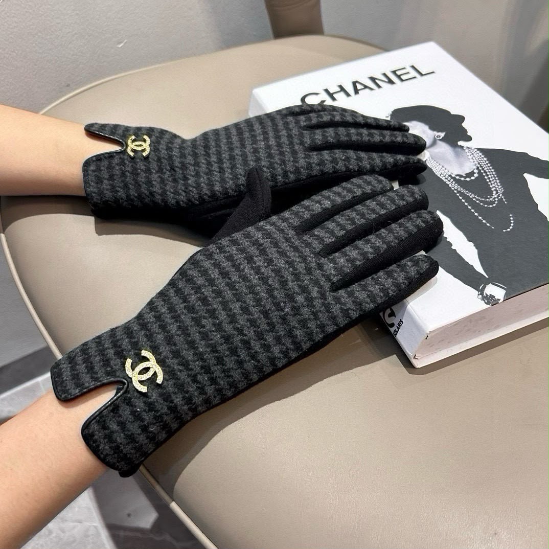 CHANEL Houndstooth Gloves