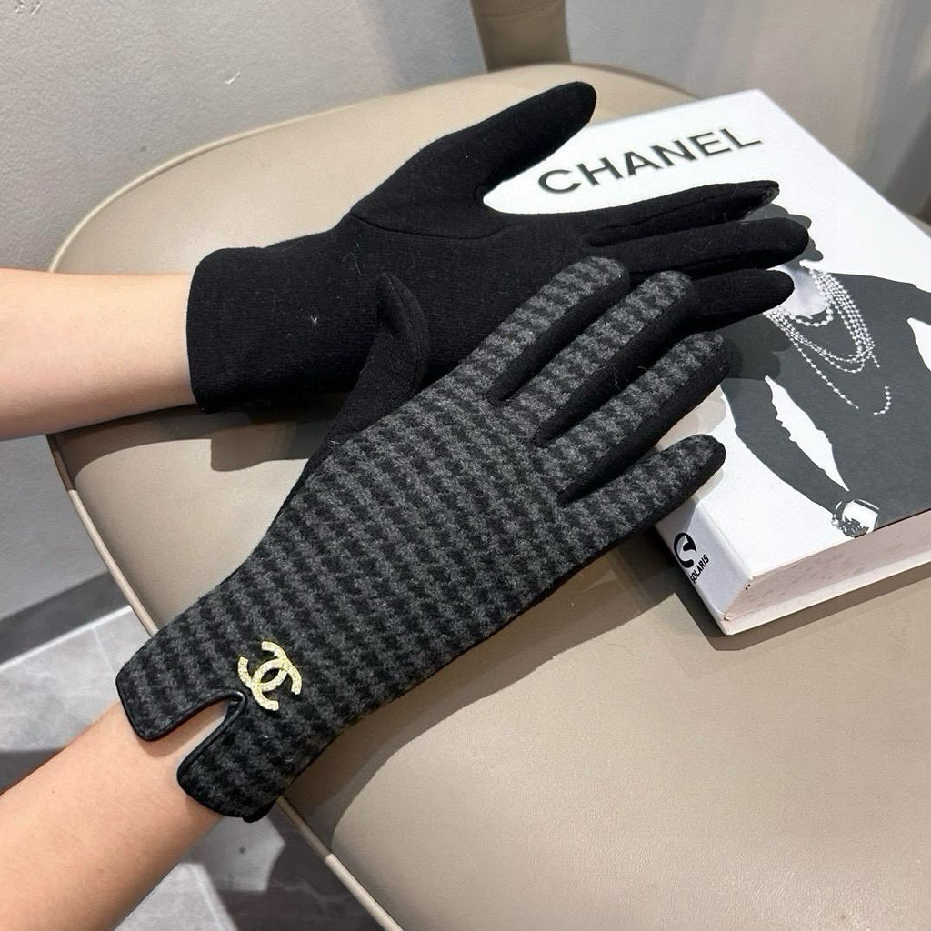 CHANEL Houndstooth Gloves