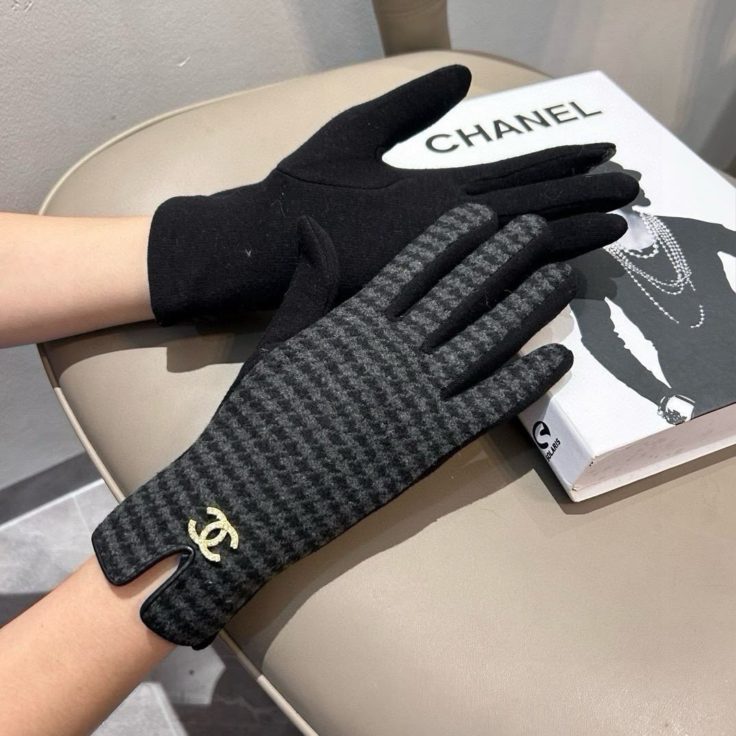 CHANEL Houndstooth Gloves