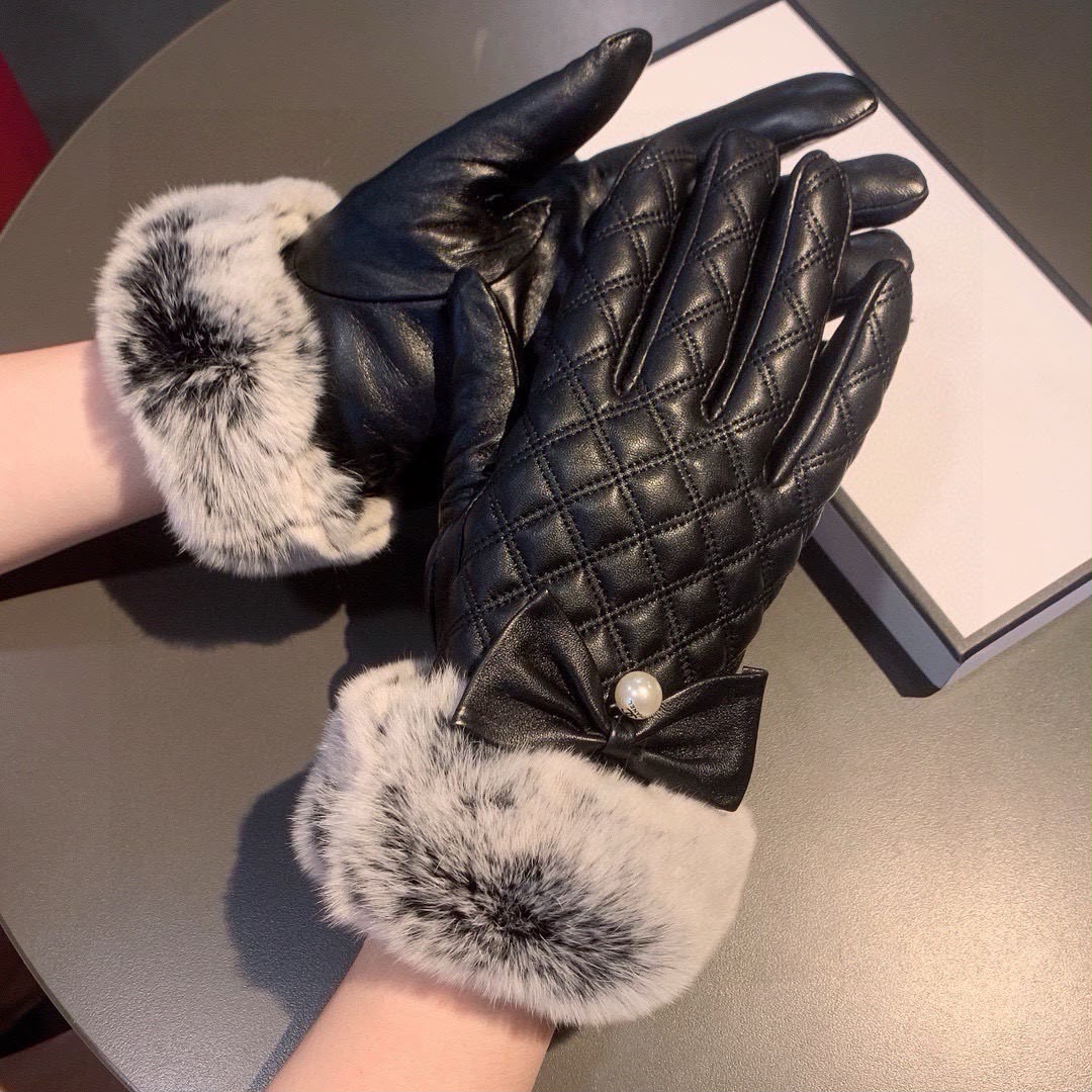 CHANEL Quilted Plush Cuff Gloves