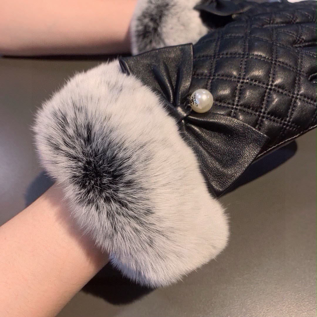 CHANEL Quilted Plush Cuff Gloves
