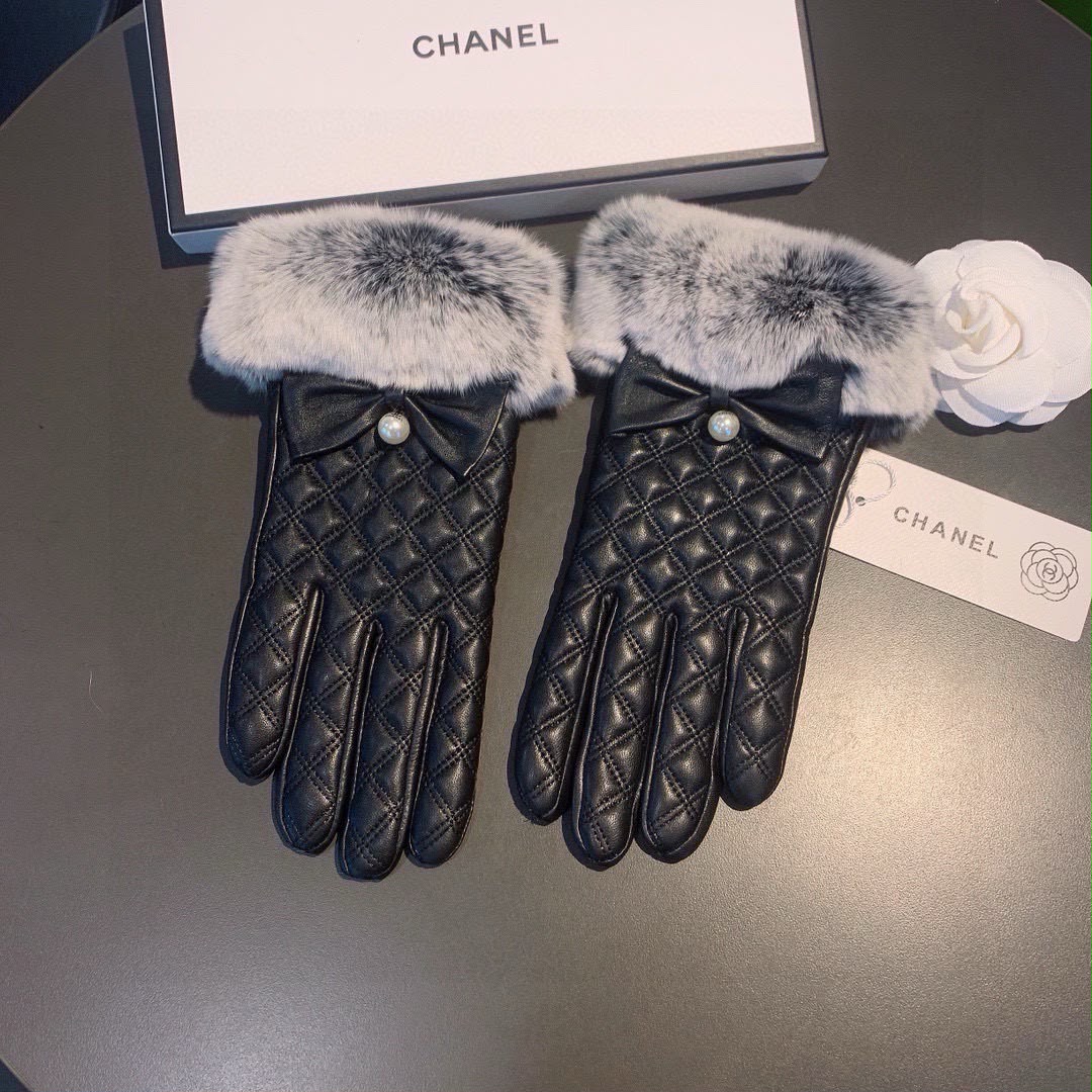 CHANEL Quilted Plush Cuff Gloves