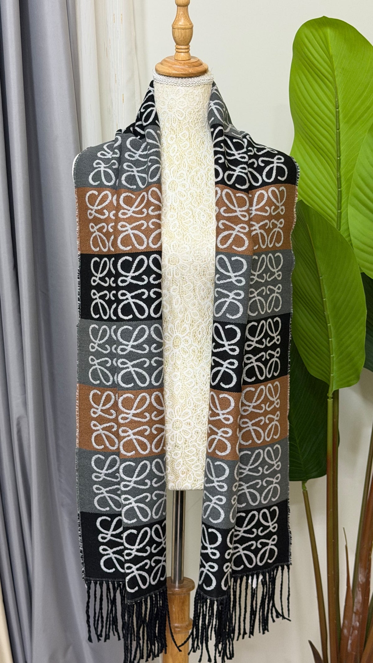 LOEWE Outline Anagram Shawl