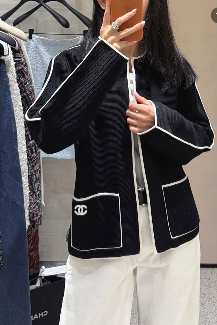 CHANEL Contrast-Edge Pocket Cardigan