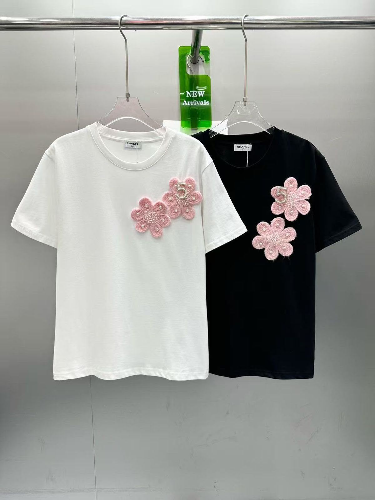 CHANEL Pink Floral-Applique Crewneck T-Shirt