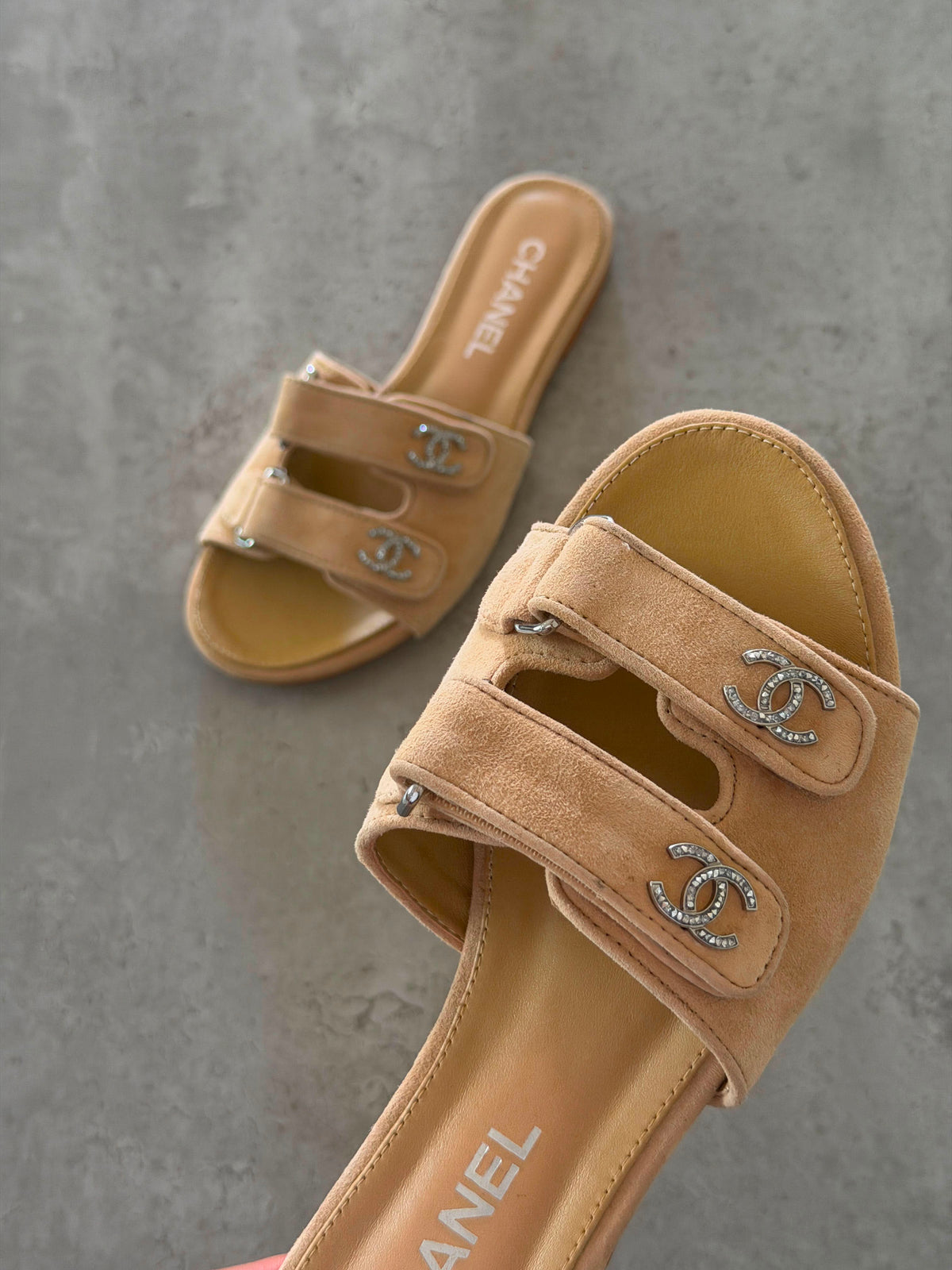 Chanel flat sandals in Suede