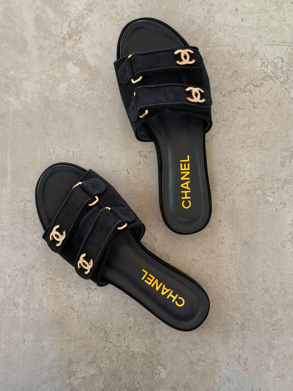 Chanel flat sandals in Suede