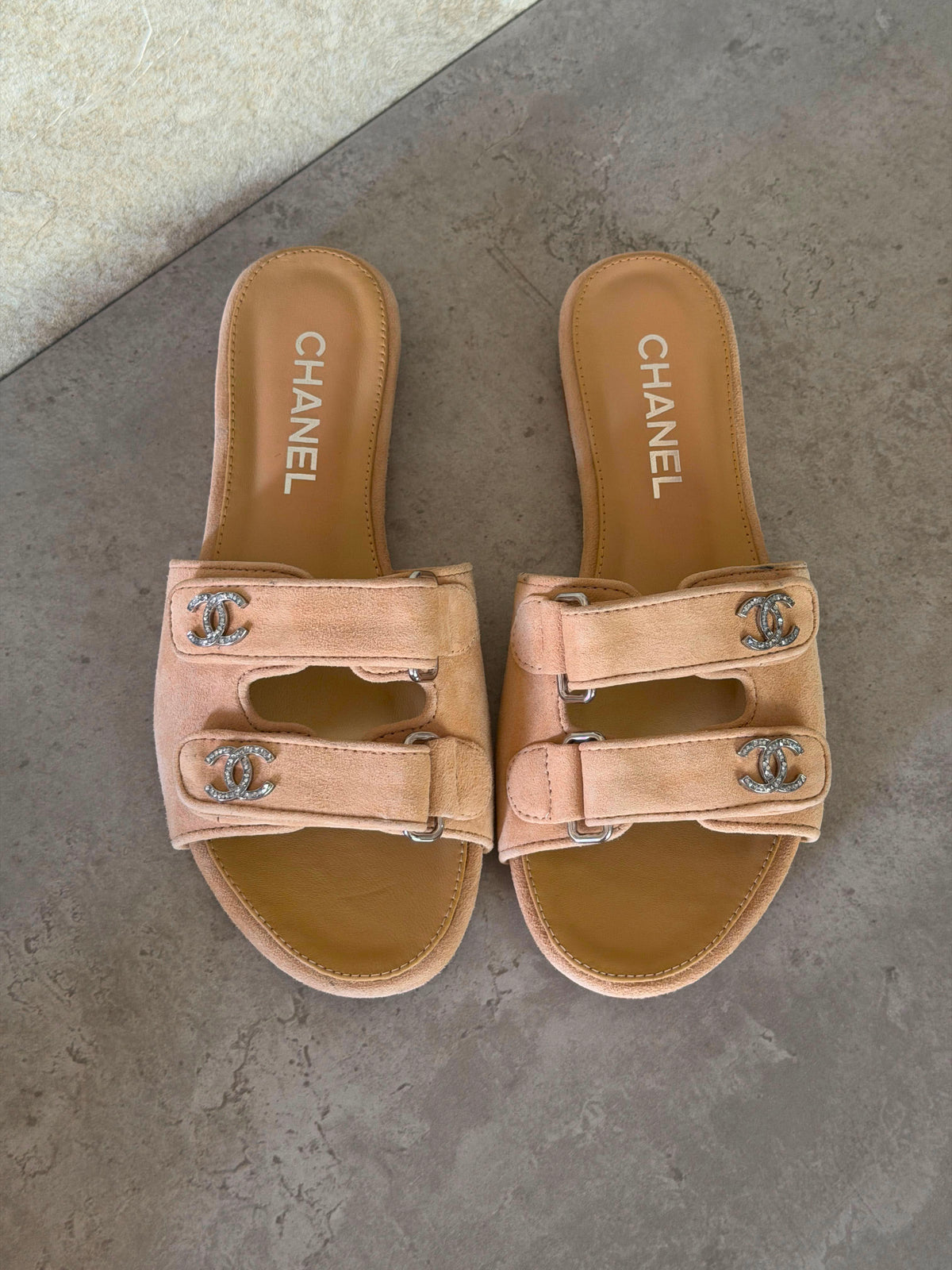 Chanel flat sandals in Suede
